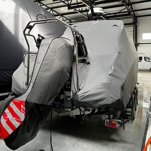 Детализация защитного чехла Mercury F300 — ПВХ-усиление в нижней части, качественная двойная строчка