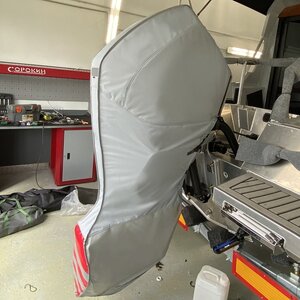Чехол Mercury F175 XL — вид сзади, посадка и крепление