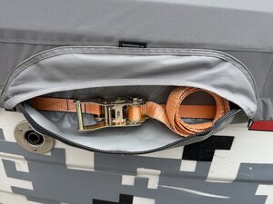 Стяжной ремень с храповым механизмом на лодке